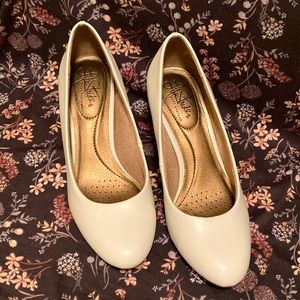 LIFE STRIDE Pearl White Low Heels